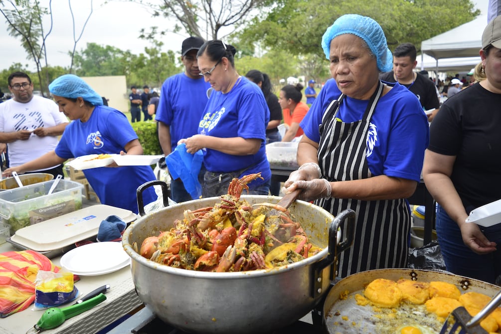 Apetecidos cangrejos, masajes y ropa desde , entre atractivos de feria de comerciantes en parque Samanes | Comunidad | Guayaquil