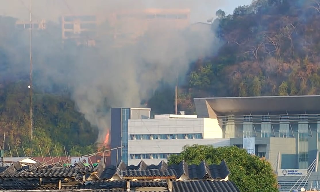 Bomberos combaten incendio en el cerro del Carmen | Comunidad | Guayaquil