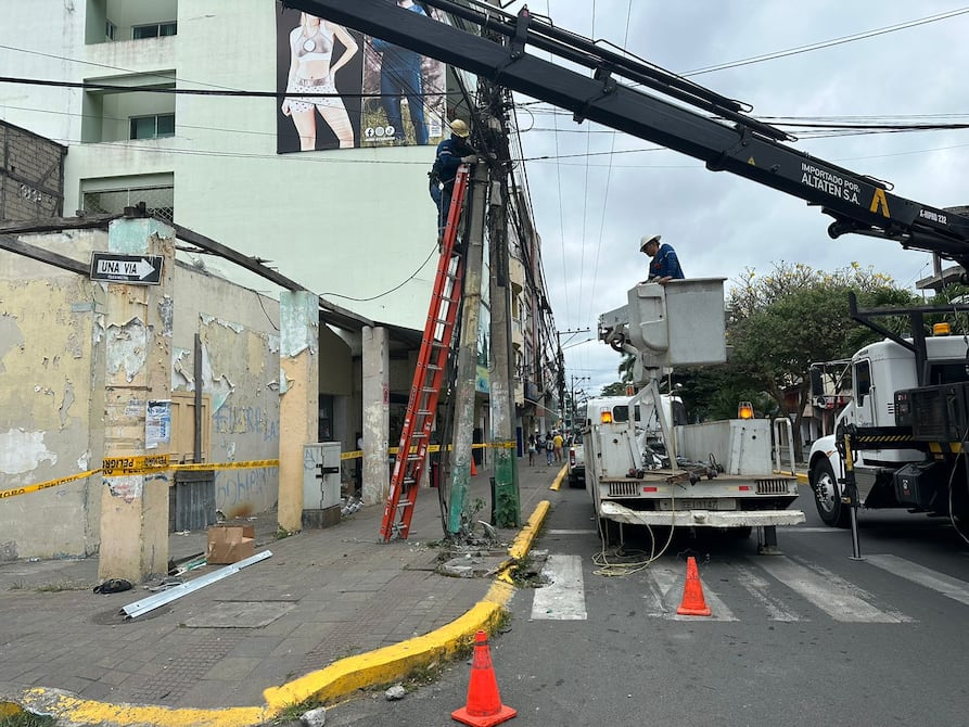 Conductor se impactó contra poste y dejó sin electricidad una zona comercial de Esmeraldas | Ecuador |