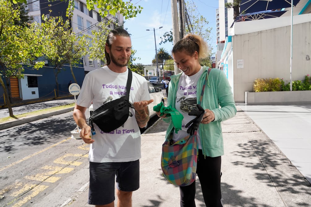 Ellos son Misha y Jirka, la pareja de checos que se volvió viral por recoger basura en Quito y ser víctimas de un robo | Ecuador | Noticias