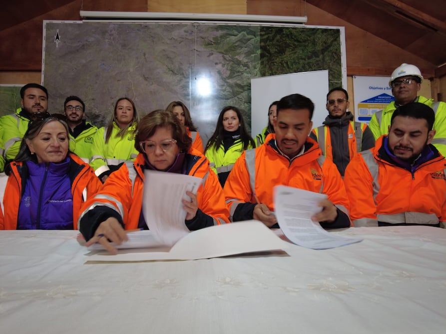 Gobierno y minera firmaron convenio para dar trabajo a jóvenes, mujeres y residentes de parroquias de Azuay | Economía | Noticias