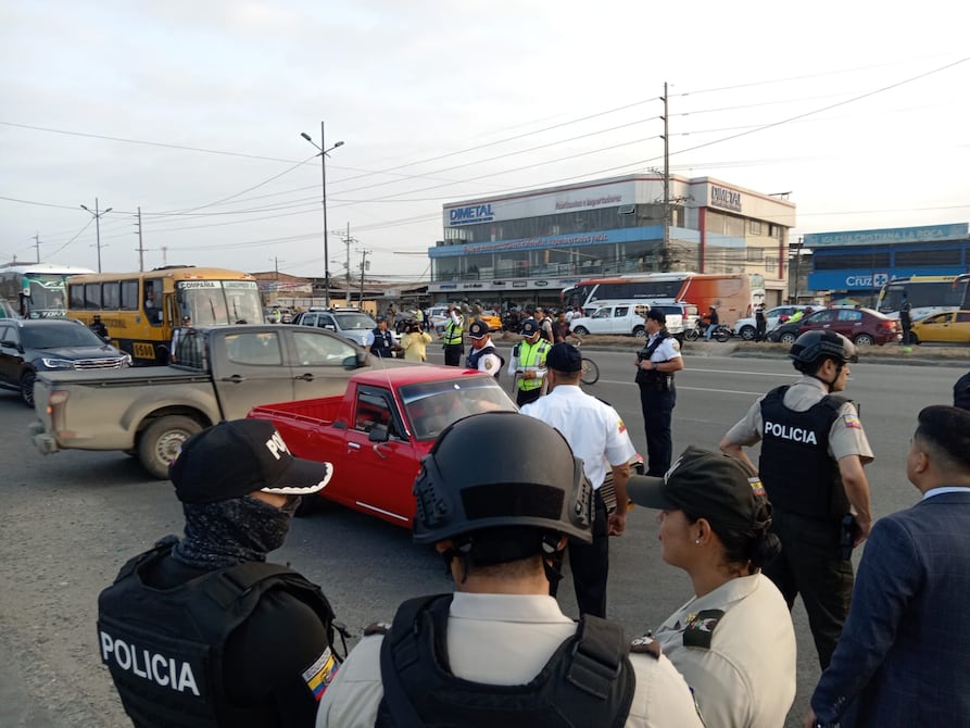 Hasta carros oficiales sin placas detectó la CTE este lunes tras retomar el control en la av. Nicolás Lapentti, en Durán | Comunidad |