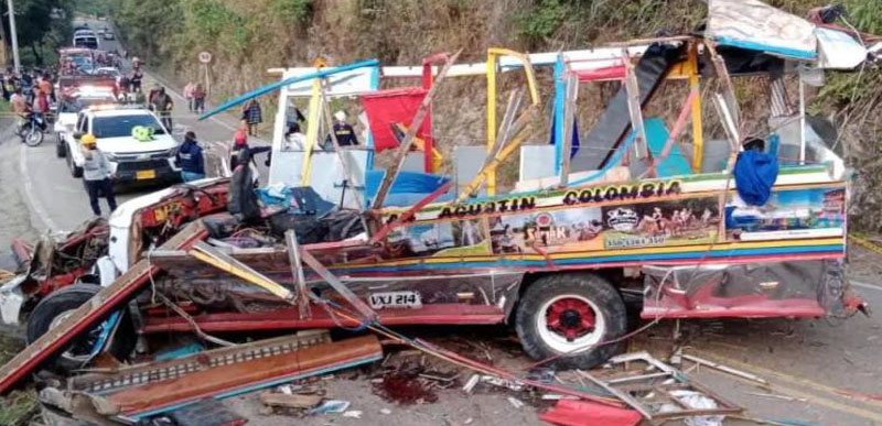 20 heridos y al menos 6 muertos deja accidente de tránsito