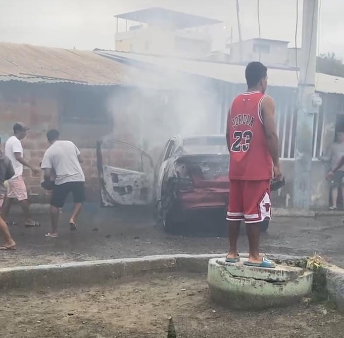 Balearon a dos personas, luego los sicarios incendiaron vehículo que rodó por pendiente y chocó contra casa | Seguridad | Noticias