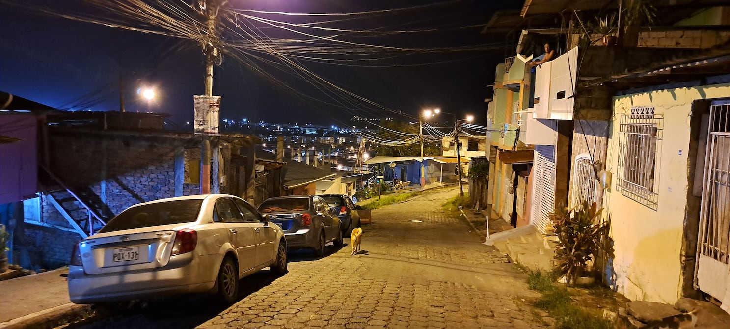 Comerciantes dicen que hay pérdidas de hasta el 50 % en las ventas por los apagones en Santo Domingo | Ecuador | Noticias