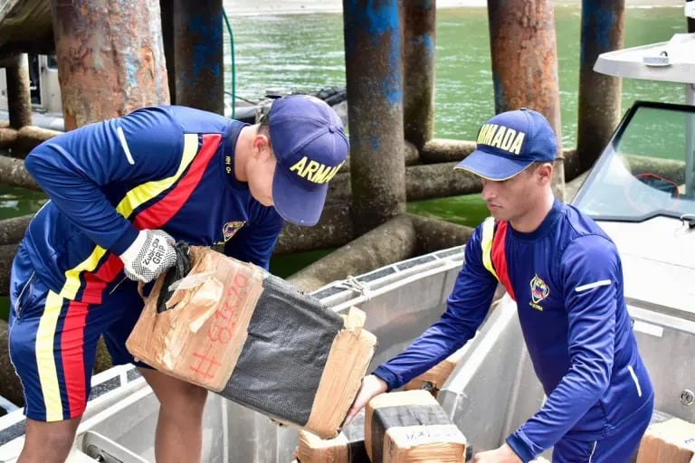 Cuatro personas fueron detenidas con 1,3 toneladas de cocaína en una embarcación en el Pacífico | Internacional | Noticias