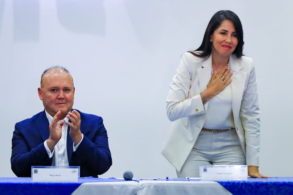 Elecciones 2025: Luisa González y Diego Borja fueron al CNE para hacer su inscripción simbólica como binomio del correísmo | Política | Noticias