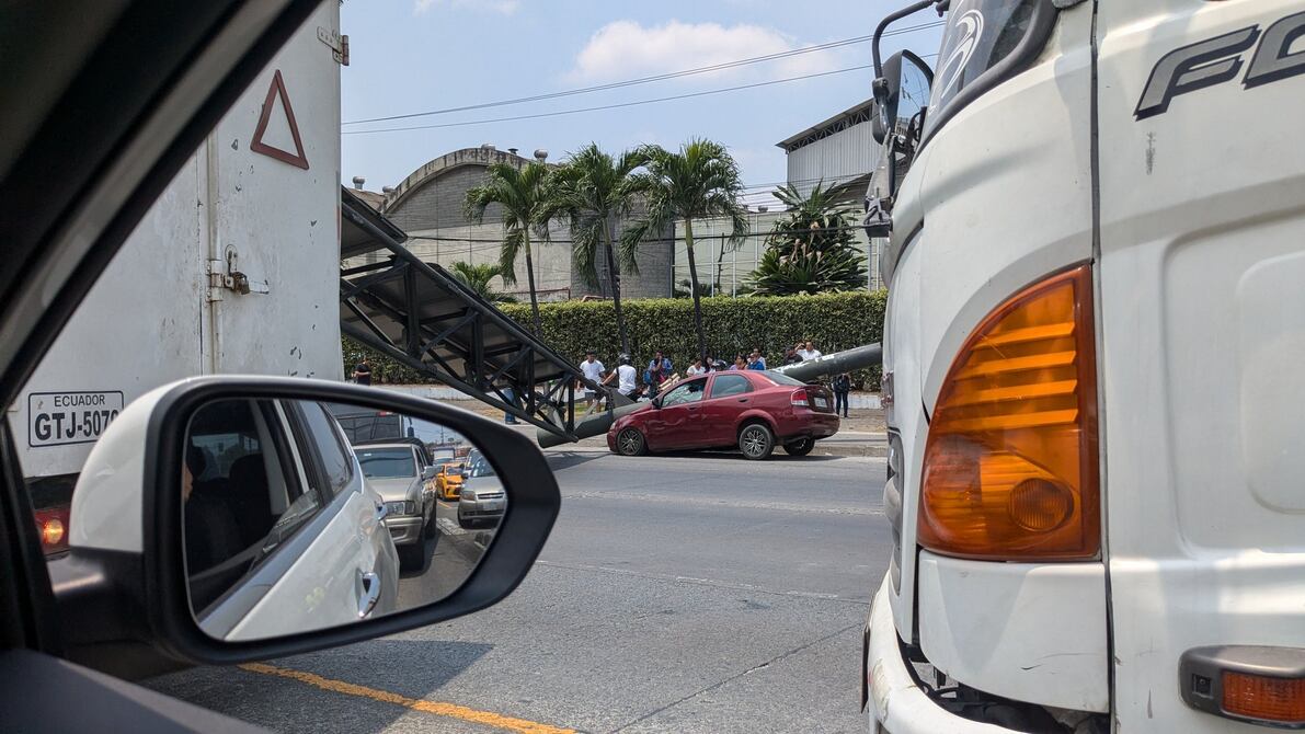 Estructura metálica de señalética colapsó y cayó encima de automóvil en la vía a Daule | Comunidad | Guayaquil