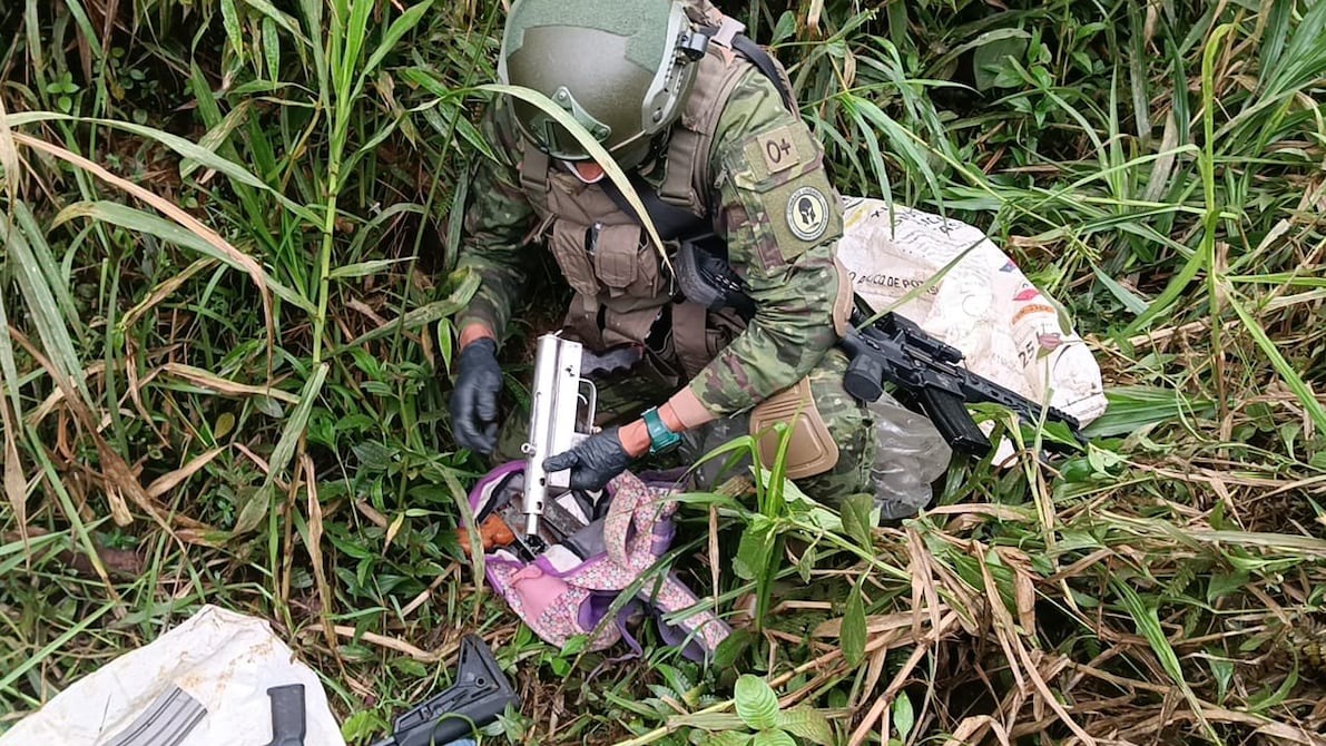 Hallan saco de yute con armamento en el cantón Camilo Ponce Enríquez | Ecuador | Noticias