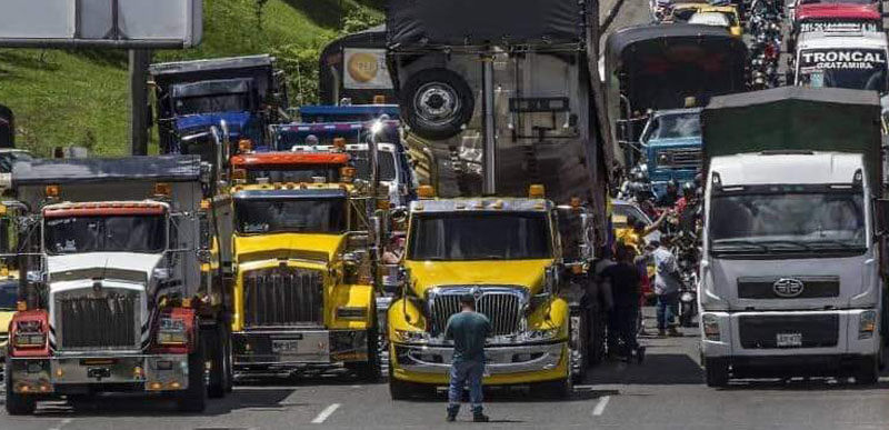 Las afirmaciones de Petro y Fiscalía sobre el paro camionero en Colombia