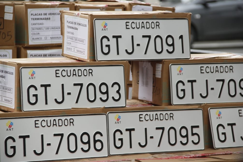 Nuevas placas vehiculares se implementarán desde 2025 para prevenir su adulteración | Ecuador | Noticias