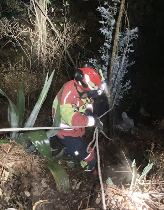 Una persona que cayó en una quebrada fue rescatada por los bomberos en Quito | Ecuador | Noticias