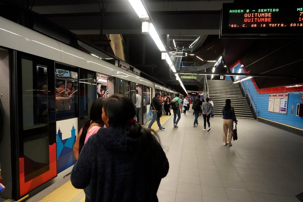 Usuarios del Metro de Quito fueron desembarcados tras activación de sistema de seguridad | Ecuador | Noticias