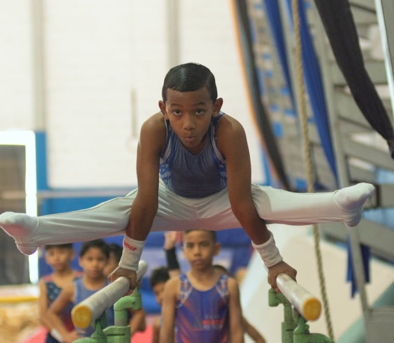 Venden bollos y limpian piscinas: padres buscan ingresos para enviar a su hijo a competencia internacional, quiere traer la medalla de oro | Informes | Noticias