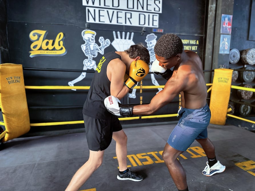 ‘Tres compañeros muertos y dos presos, soy el único que compite en boxeo’: campeón busca apoyo para ganar más torneos representando a Ecuador