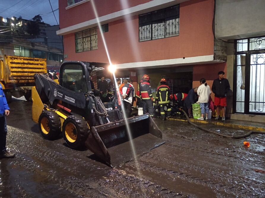 18 locales comerciales afectados por las lluvias y desbordamiento de quebrada Caupicho, en Quito | Ecuador | Noticias