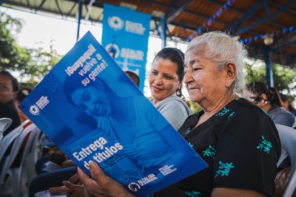 Alcalde de Guayaquil entrega 1.400 títulos en Ciudad de Dios y ofrece arreglo de calles | Comunidad | Guayaquil