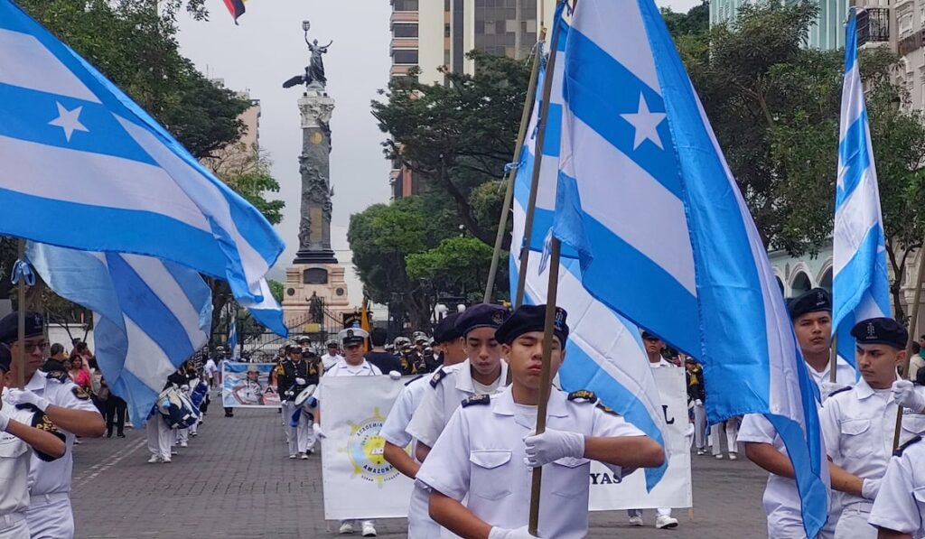 Con alegría y esperanza en el progreso de Guayaquil, estudiantes y familias disfrutaron del desfile por los 204 años de independencia | Comunidad | Guayaquil