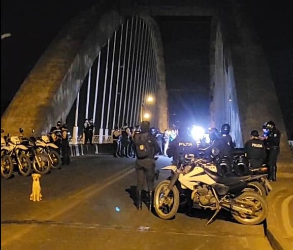 En Babahoyo, tres personas fueron baleadas en el interior de un vehículo que luego perdió pista y se estrelló contra un puente | Seguridad | Noticias