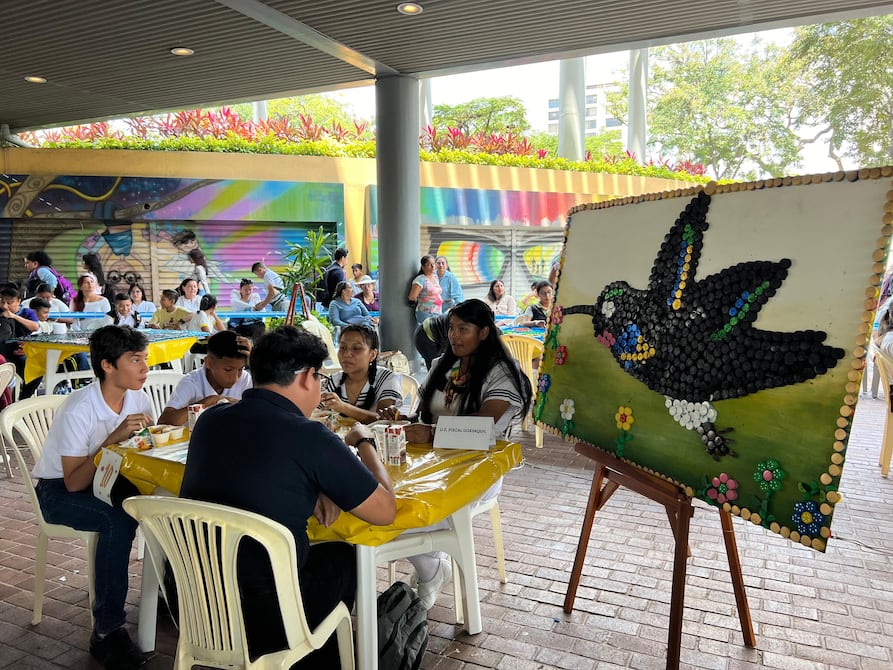 Floreros y murales de colores hechos con tapas recicladas adornaron plaza del centro de Guayaquil | Comunidad | Guayaquil