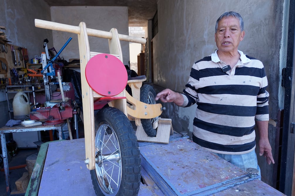 Jaime Bautista, el artesano que creó bicicletas de madera para sus nietos y ahora las vende dentro y fuera del país