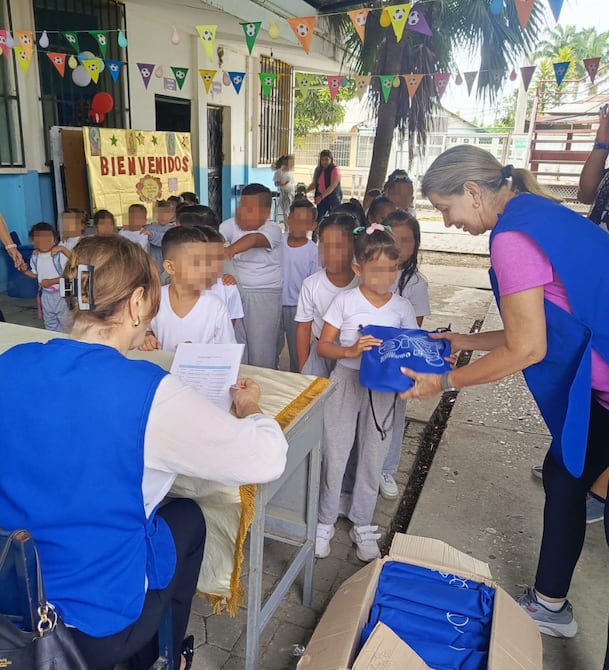 Las ‘señoras de azul’ ayudan a los niños de las escuelas a nivelarse y aprender valores | Comunidad | Guayaquil