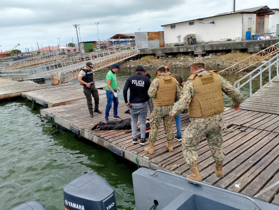 Rescatan cadáver en descomposición de un hombre flotando en el área marítima de Esmeraldas | Ecuador | Noticias