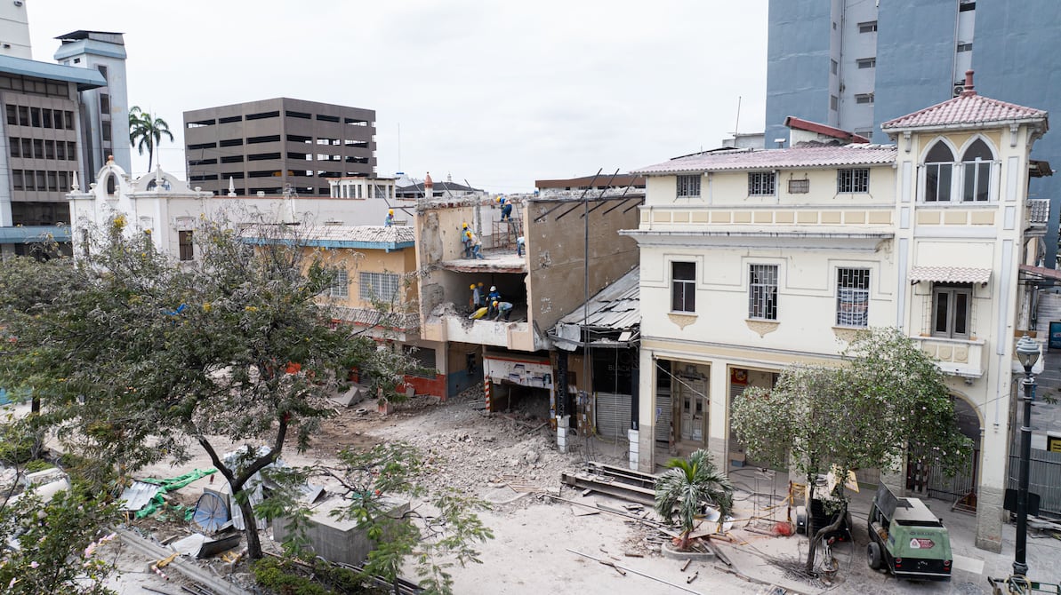 Solo tres pisos le quedan al edificio Fantasía: la demolición avanza en un 80 % | Comunidad | Guayaquil