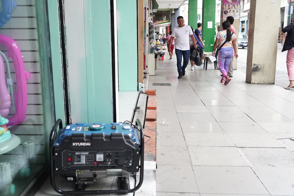 Tráfico vehicular, locales cerrados y otros trabajando con generadores, el panorama en el centro de Guayaquil con extensión de cortes de luz | Ecuador | Noticias