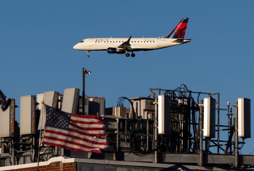 Un piloto muere en pleno vuelo y obliga a un aterrizaje de emergencia en Nueva York | Internacional | Noticias