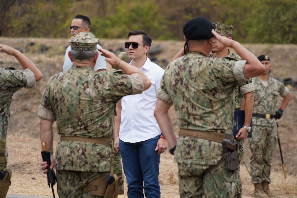 ‘Con este arsenal podrán responder a amenazas de quienes pretenden atentar contra su integridad y la de ciudadanos’, dice Noboa al entregar armas incautadas a militares | Seguridad | Noticias