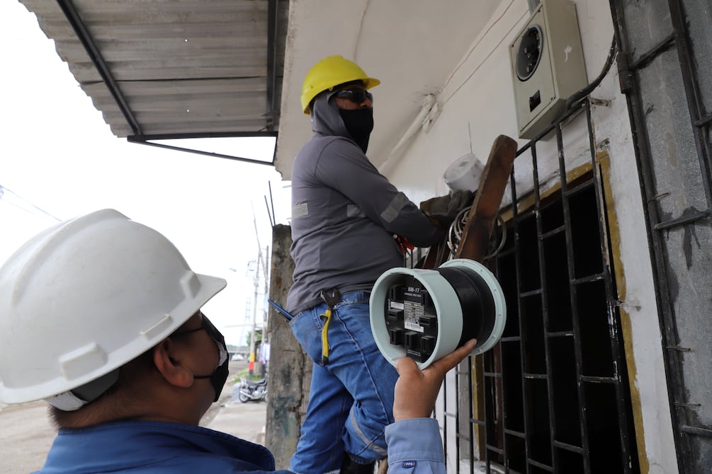 ‘Tienen años robando energía eléctrica’, mientras en la parte formal hay una deuda de 15 millones de dólares  en planillas en Guayaquil