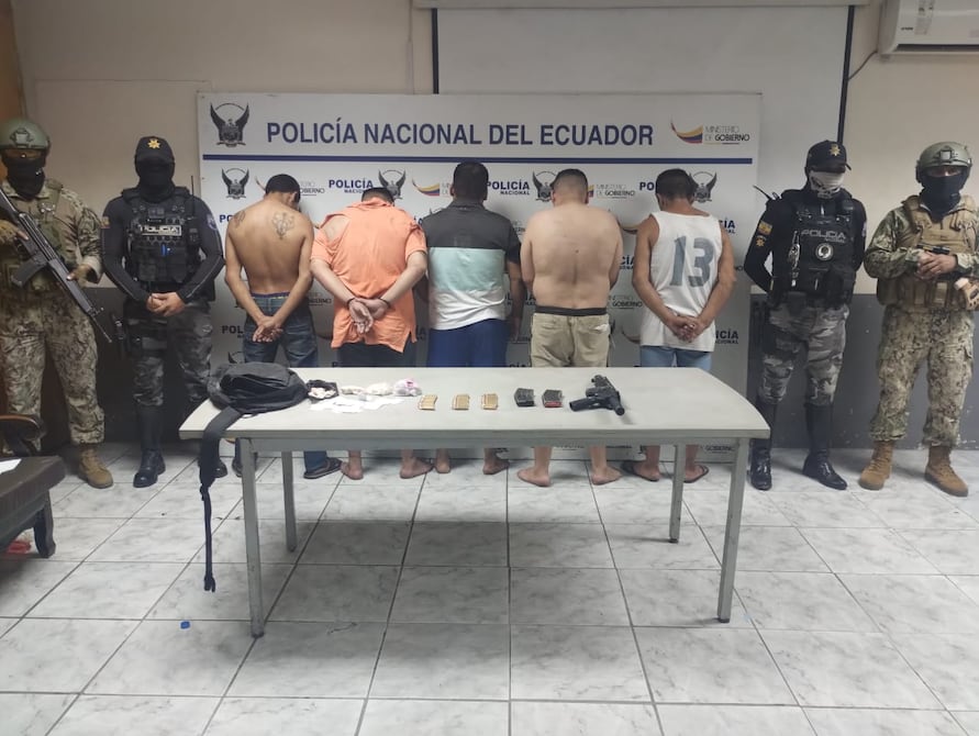 Cinco presuntos miembros de Mafia 18 fueron capturados con fusil, 59 cartuchos y droga en La Pradera 1, en el sur de Guayaquil | Seguridad | Noticias