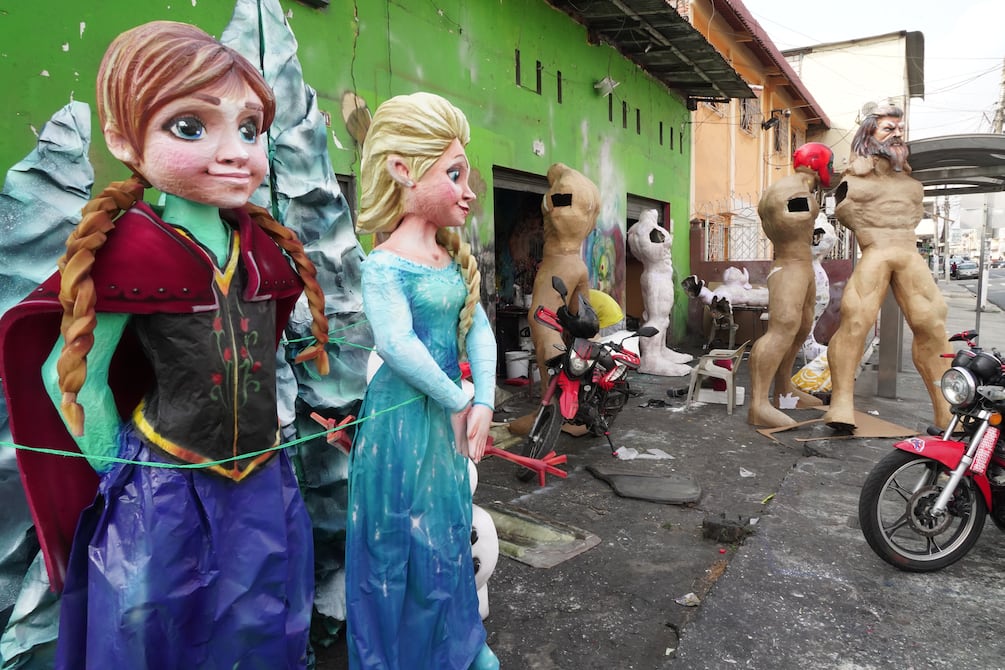 Los apagones y la situación económica frenan producción de años viejos en la calle 6 de Marzo de Guayaquil