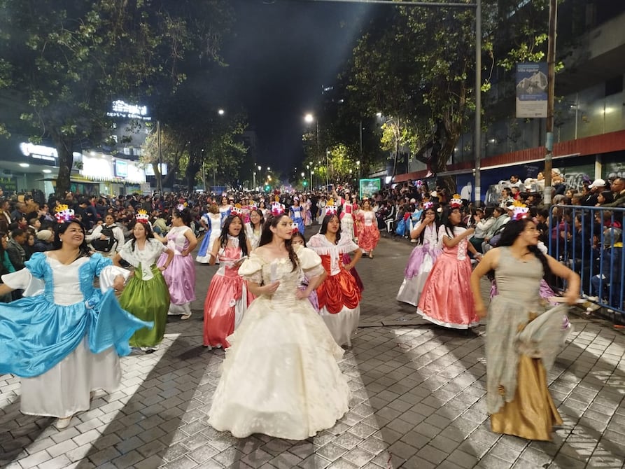 Mascarada quiteña llenó de luz y color el tradicional barrio La Mariscal, en el centro norte de Quito | Ecuador | Noticias