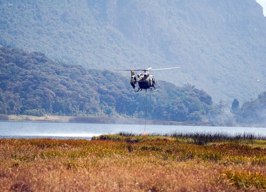 Ocho helicópteros combaten incendios forestales en Azuay y Loja | Ecuador | Noticias