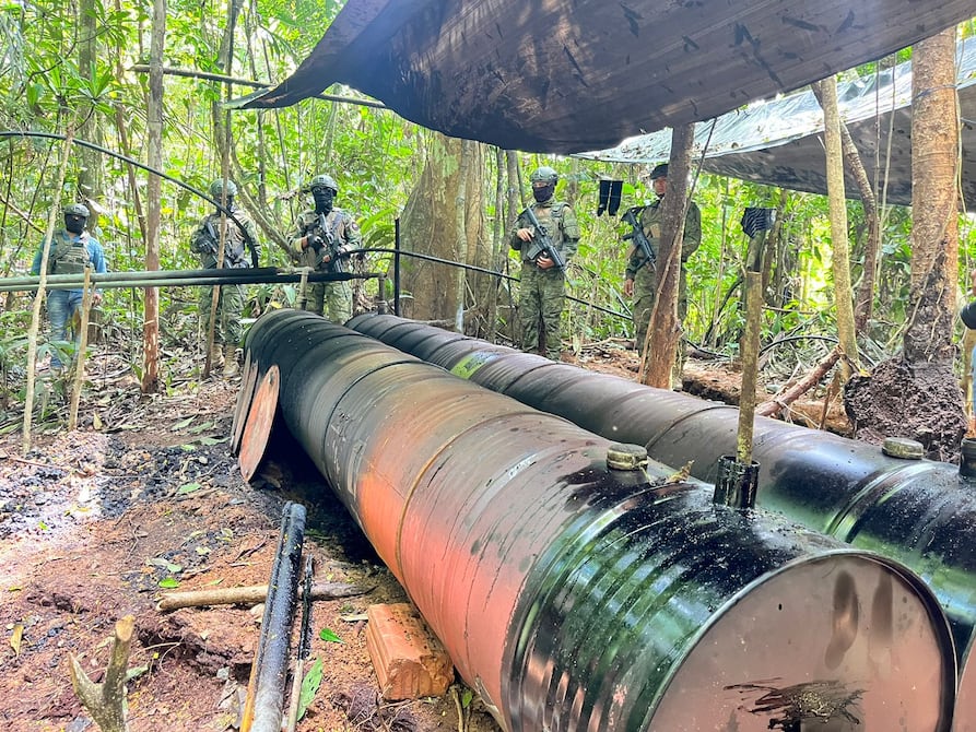 Refinería artesanal clandestina producía ilegalmente 10 mil galones de gasolina blanca semanalmente en Sucumbíos | Seguridad |