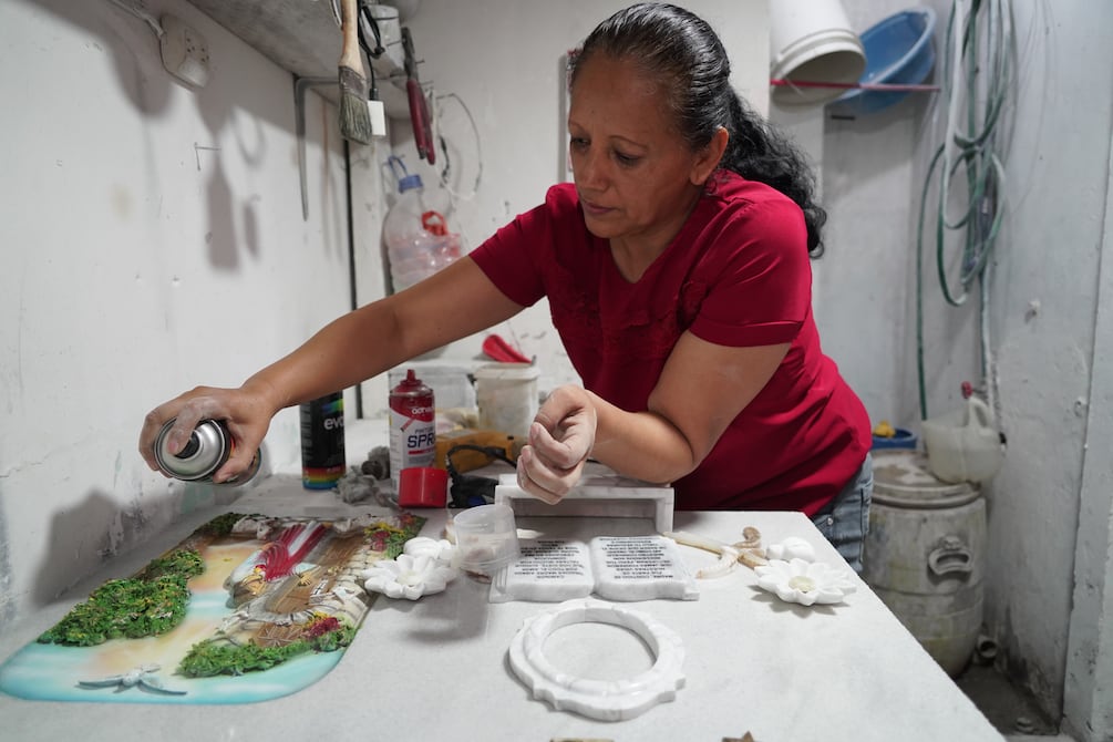 Sandra Murillo busca que el arte hecho a mano en las lápidas de mármol perdure en Guayaquil | Comunidad | Guayaquil