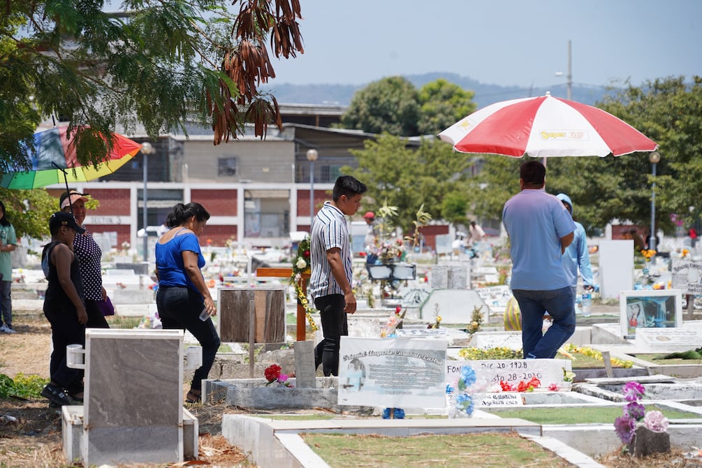 Serenatas y arreglos en tumbas destacan en visitas a cementerios en Guayaquil antes del Día de Difuntos | Comunidad | Guayaquil