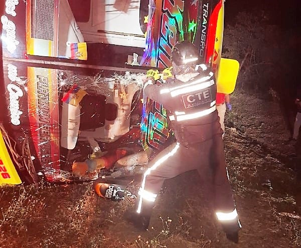 Siete muertos y 22 heridos en volcamiento de un bus de transporte público en Ventanas | Ecuador |