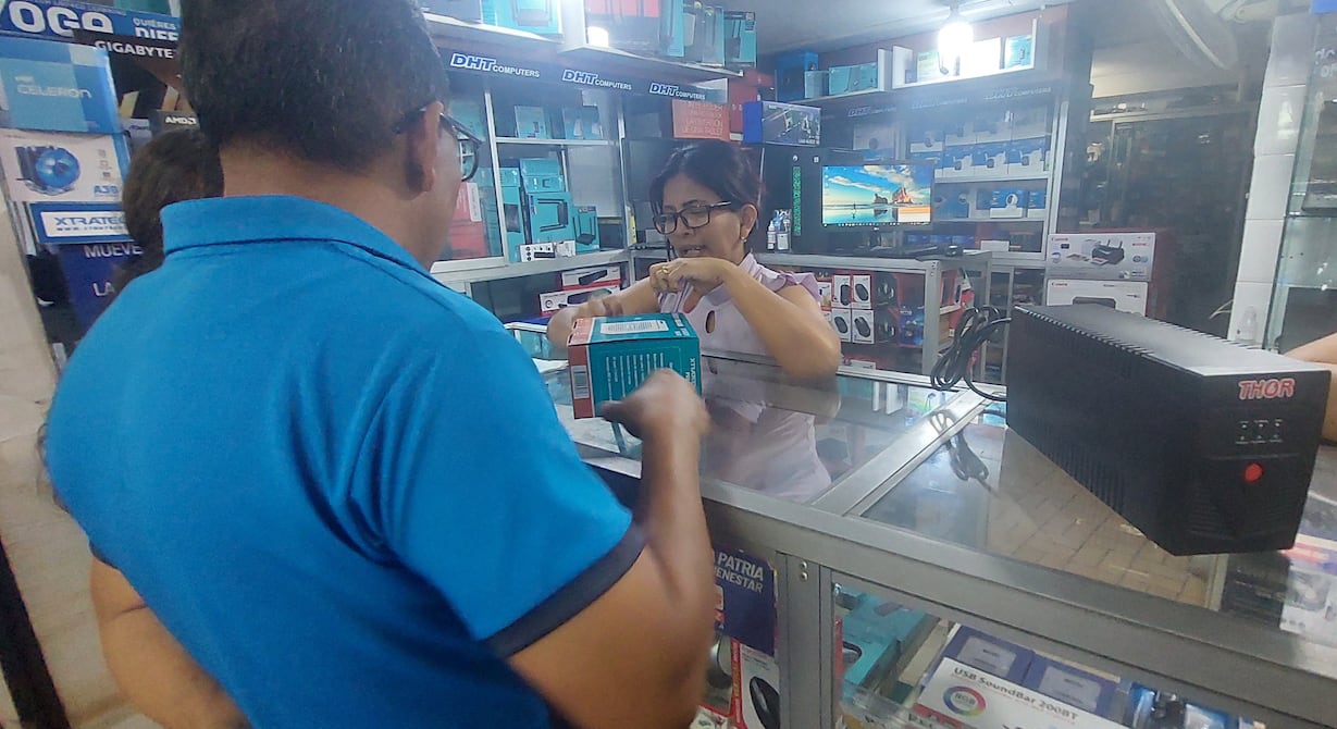 Tras agotarse, UPS y ‘power banks’ llegan nuevamente a locales del centro de Guayaquil, pero con precios superiores a los $ 50 y $ 100 | Comunidad | Guayaquil