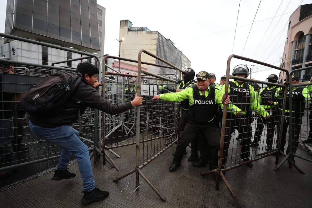 Tres policías heridos y 10 aprehendidos durante manifestaciones sociales en Quito | Seguridad | Noticias