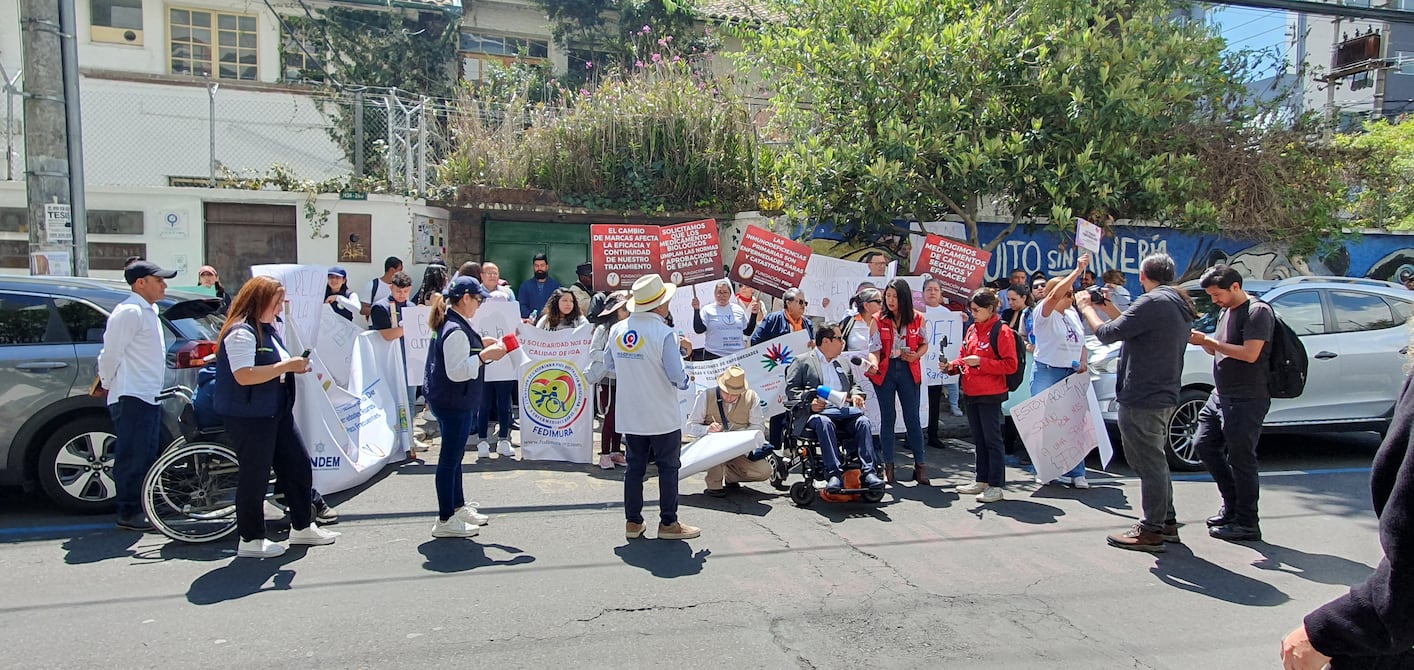 ‘Medicina sí, negligencia no’, el grito de pacientes con enfermedades raras durante plantón en Quito | Ecuador | Noticias