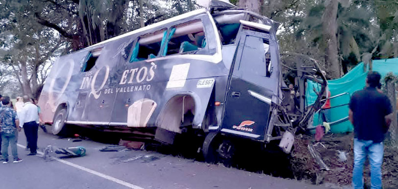 Bus de grupo vallenato se accidentó y dejó un fallecido