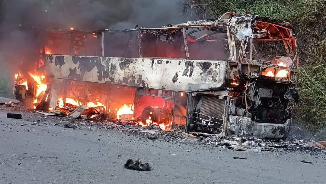 Bus interprovincial se incendió en la carretera Esmeraldas-Quinindé | Ecuador | Noticias