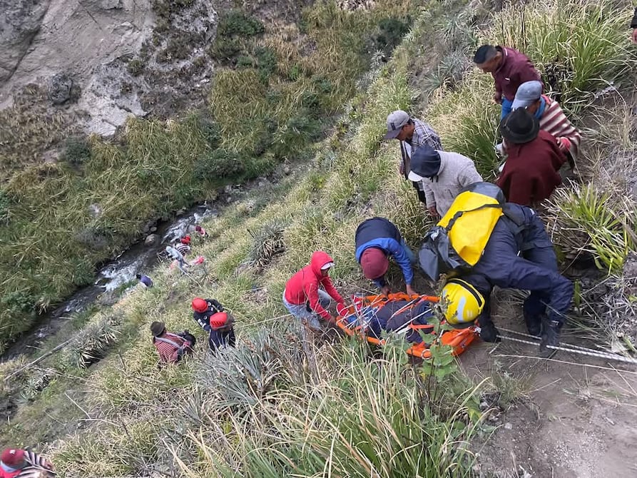 Cinco fallecidos al caer camioneta en barranco de 100 metros | Ecuador | Noticias