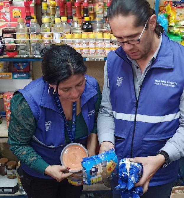 Clausuran establecimiento en Cuenca donde habían productos caducados hace diez años | Ecuador | Noticias