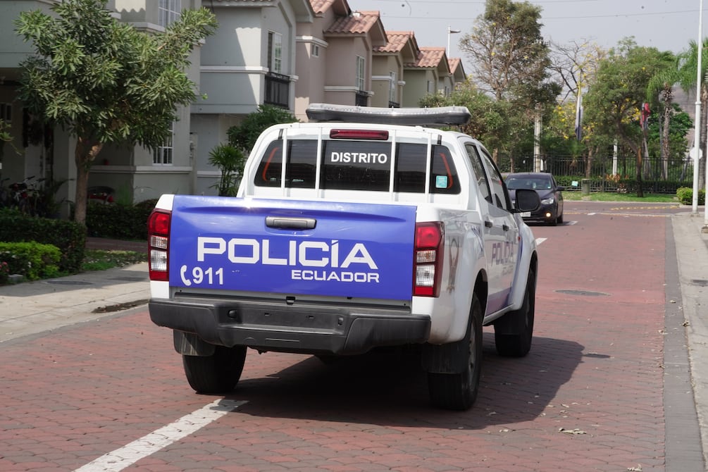 Cuatro aprehendidos, incluidos dos policías, durante operativo en urbanizaciones de La Aurora | Seguridad | Noticias