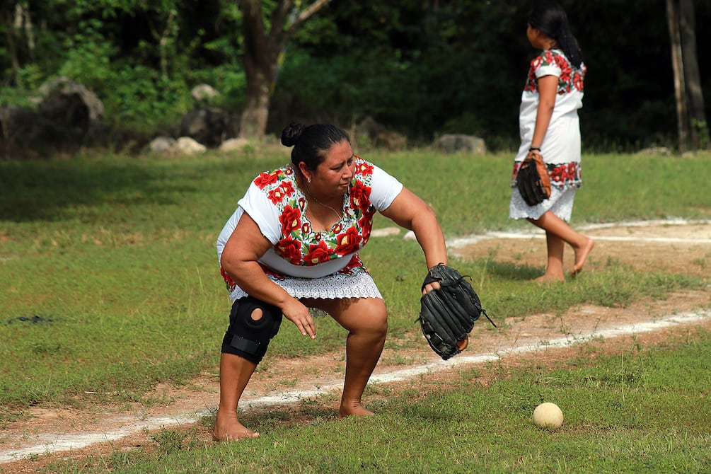 Curioso juego de sóftbol en México: Diablillas de Hondzonot se divierten con vestido y descalzas | Otros Deportes | Deportes