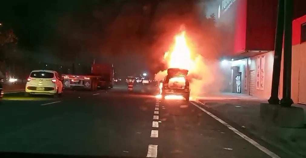 En la Coviem, sur de Guayaquil, un vehículo se incendió este martes | Comunidad | Guayaquil